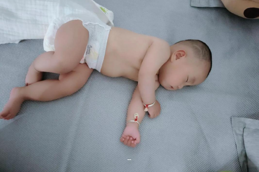 邵阳宝宝多久会抬头